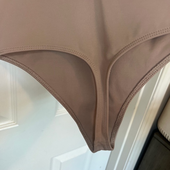 Babaton Contour V-neck Tan Bodysuit - Picture 6 of 8